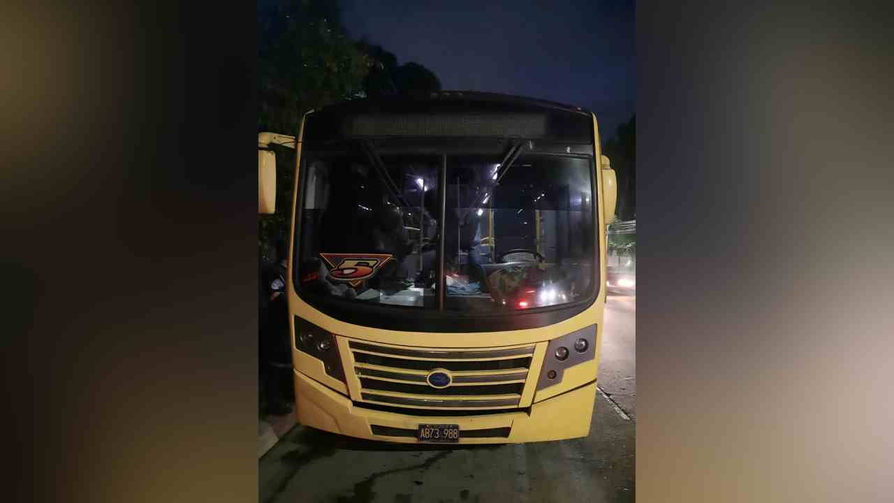 Nuevas rutas para buses y microbuses en el Centro Histórico de San Salvador. Usuarios deben planificar viajes con anticipación ante cambios desde la 3ª Calle Poniente. Foto: Archivo