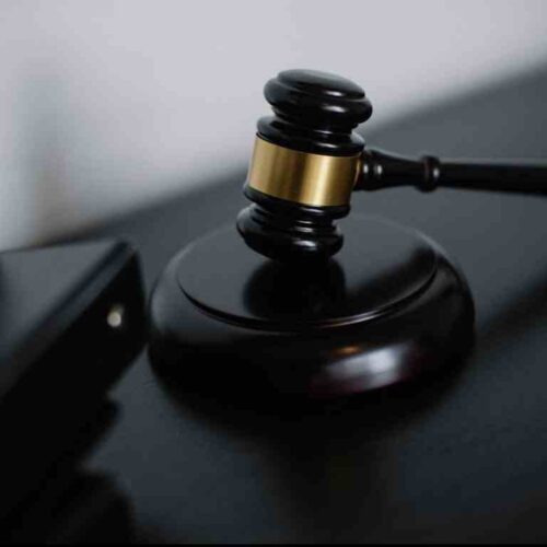 Miguel Tomás López Andrade, predicador salvadoreño de 74 años, fue arrestado en Houston por cargos de abuso sexual continuo de una menor. Su juicio, programado para noviembre, reabre el debate sobre la protección de los niños en entornos de confianza. Cortesía