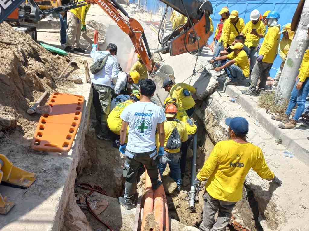 SOTERRADOS. Trabajadores excavan en el Centro Histórico de San Salvador como parte del proyecto de cableado subterráneo, donde dos obreros perdieron la vida y otros dos resultaron heridos. Las obras buscan ampliar la red a 13 kilómetros antes de diciembre. Foto: Comandos de Salvamento