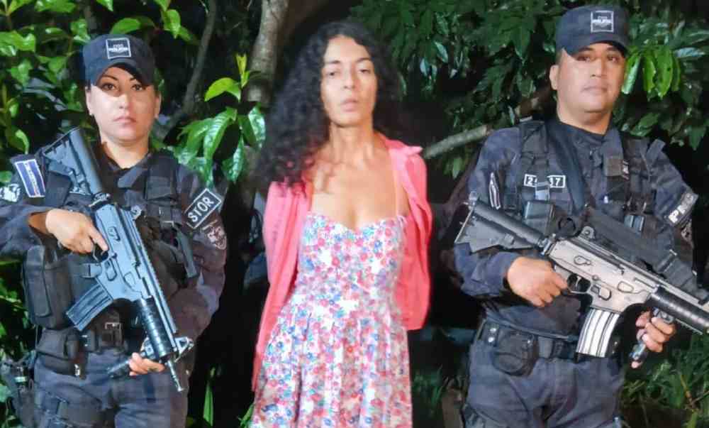 Agentes de la PNC capturaron a Carmina Lisbet Guzmán Renderos tras agredir con un corvo a otra mujer por celos en Santa Rosa Acacalco, Ahuachapán. La víctima fue atendida y se encuentra estable. Cortesía