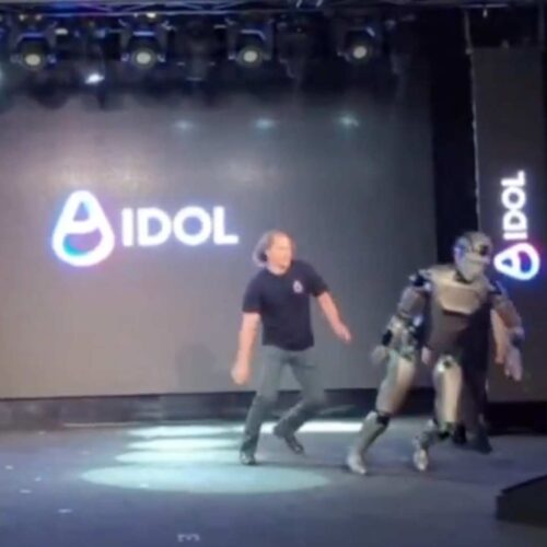El robot humanoide AIdol, primer proyecto ruso de su tipo, sufrió un mal funcionamiento y cayó durante su presentación en Moscú, destacando los retos en la robótica humanoide. Foto: Captura de pantalla
