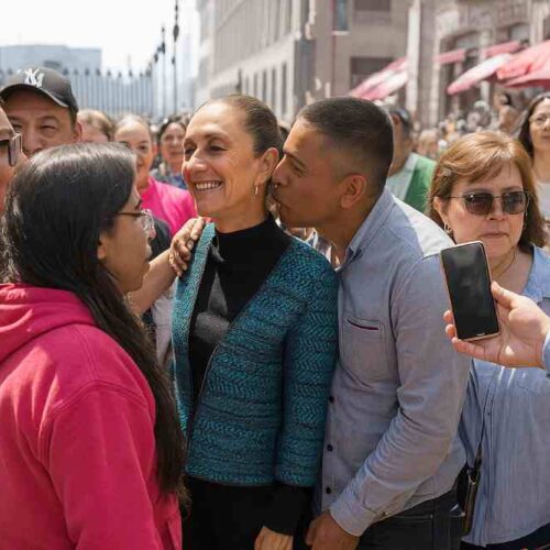 Imagen ilustrativa y reconstruida con inteligencia artificial a partir de un frame del video de baja calidad que circula en las redes sociales. La presidenta Claudia Sheinbaum fue víctima de un intento de beso no consentido en el Zócalo de la CDMX, lo que reavivó el debate sobre su seguridad.