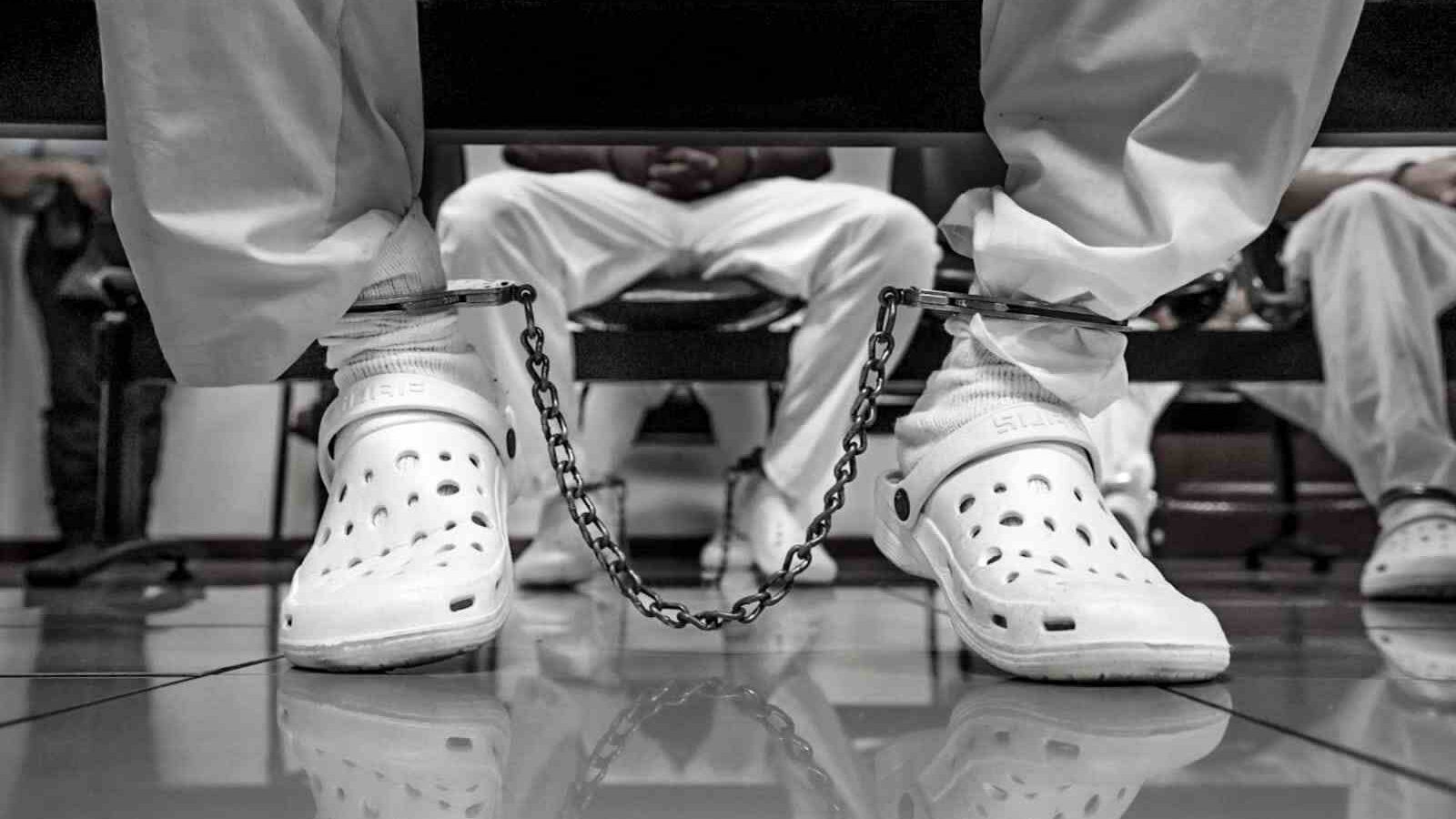 Autoridades salvadoreñas reportaron 85 capturas de presuntos pandilleros en octubre, incluyendo extradiciones y operativos locales bajo el Régimen de Excepción. Foto: FGR