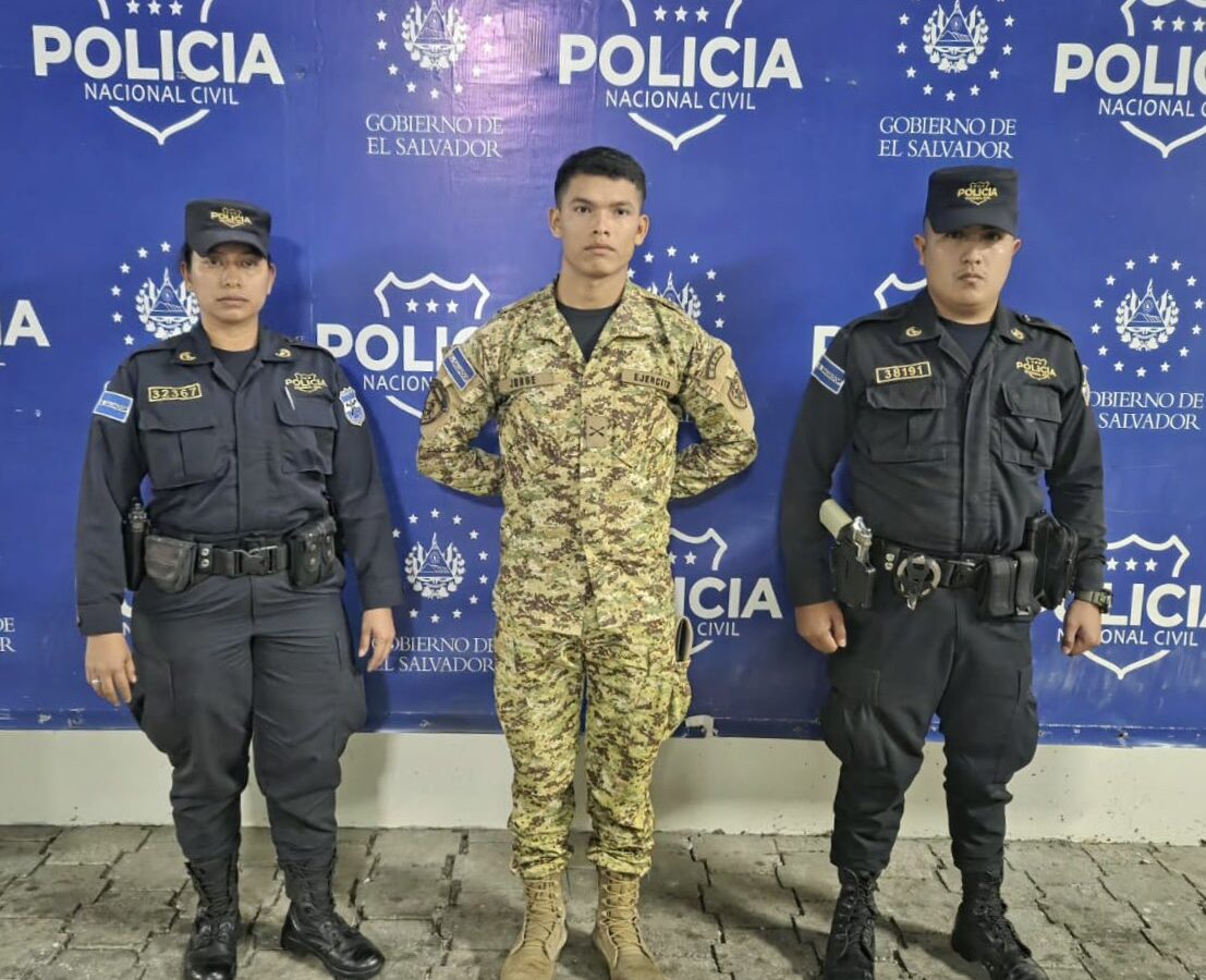Soldado de la Fuerza Armada es detenido tras disparo accidental que cobró la vida de una mujer en el Centro Histórico de San Salvador. Foto: PNC