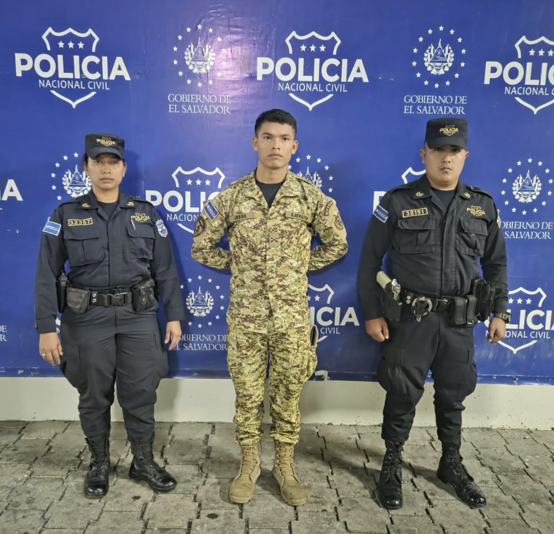 Soldado de la Fuerza Armada es detenido tras disparo accidental que cobró la vida de una mujer en el Centro Histórico de San Salvador. Foto: PNC