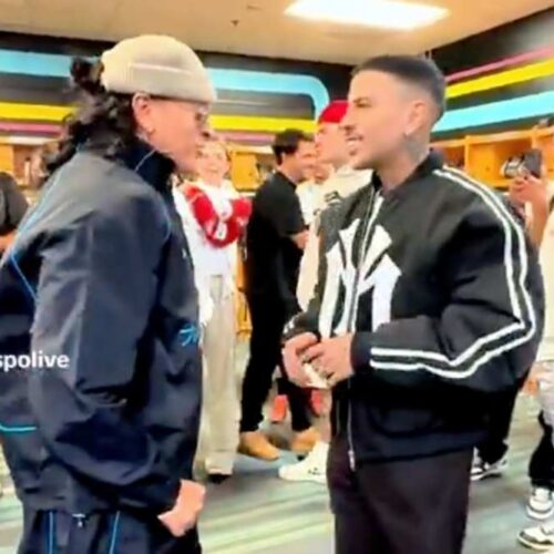 Rauw Alejandro y Elvis Crespo en un encuentro amistoso en Las Vegas, días antes de los Latin Grammy 2025; el video de su química se ha hecho viral en redes. Captura de pantalla.
