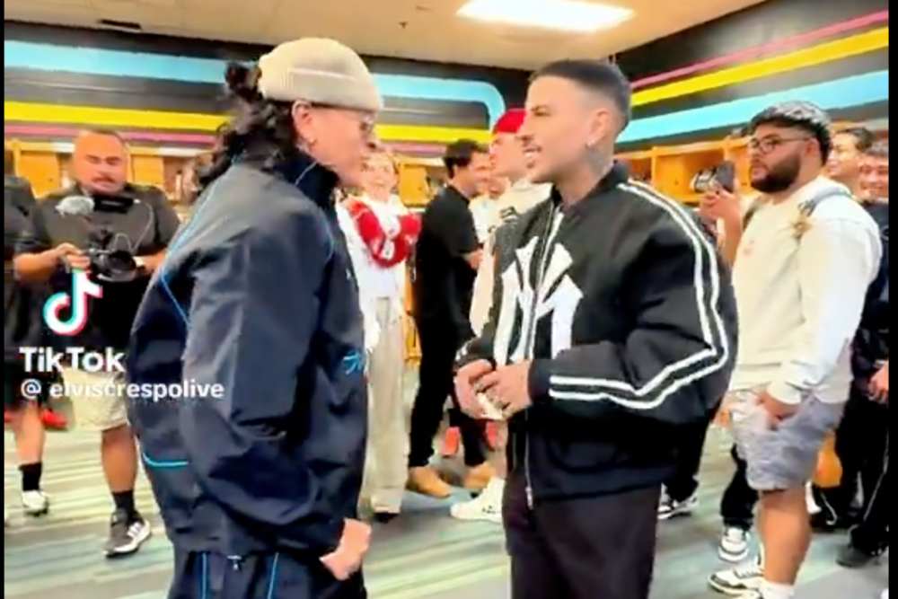Rauw Alejandro y Elvis Crespo en un encuentro amistoso en Las Vegas, días antes de los Latin Grammy 2025; el video de su química se ha hecho viral en redes. Captura de pantalla.