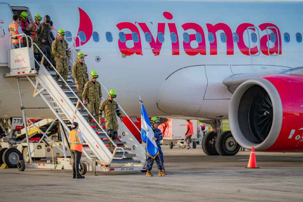 El contingente salvadoreño de ayuda humanitaria a Jamaica es recibido por autoridades tras cumplir su misión de apoyo a las familias afectadas por el huracán Melissa en la isla caribeña. Foto: Secretaría de Prensa