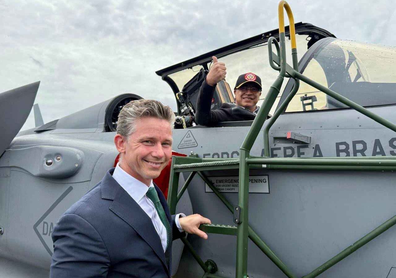 Petro junto al ministro sueco Pål Jonson posan en un Gripen brasileño, sellando la compra de 17 cazas E/F para Colombia, en junio pasado. Foto: Archivo.