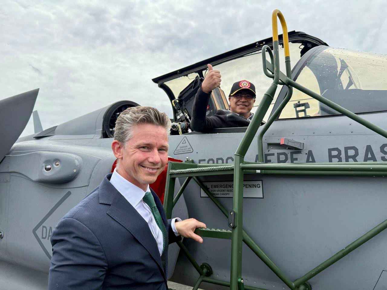 Petro junto al ministro sueco Pål Jonson posan en un Gripen brasileño, sellando la compra de 17 cazas E/F para Colombia, en junio pasado. Foto: Archivo.