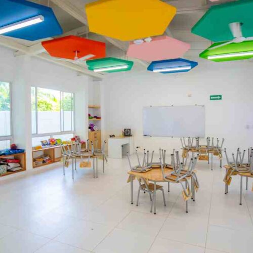 Nuevas escuelas en El Salvador prometen aulas modernas y acceso a tecnología, pero el desafío será mantener su impacto a largo plazo para los estudiantes.