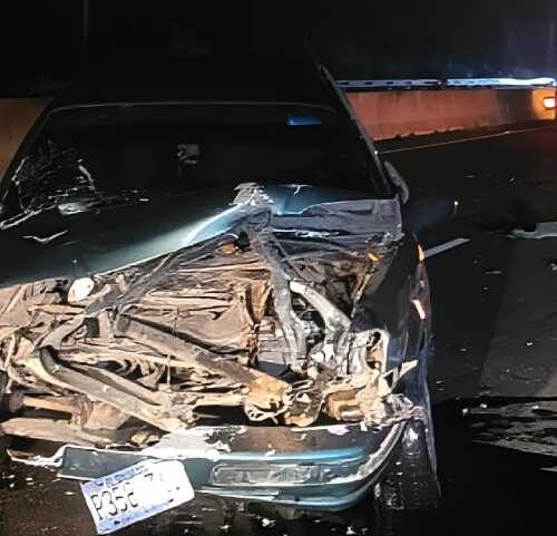 Voluntarios de Comandos de Salvamento atienden a un motociclista lesionado tras un accidente en la autopista de San Juan Nonualco, donde también se registró un vehículo incendiado. Foto: Cortesía.