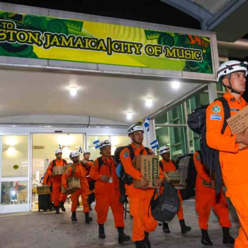 Contingente humanitario a Jamaica. Equipos salvadoreños parten hacia Jamaica para apoyar en rescates y atención médica tras el huracán Melissa. La misión incluye 300 profesionales y 50 toneladas de suministros. Foto: Secretaría de Prensa