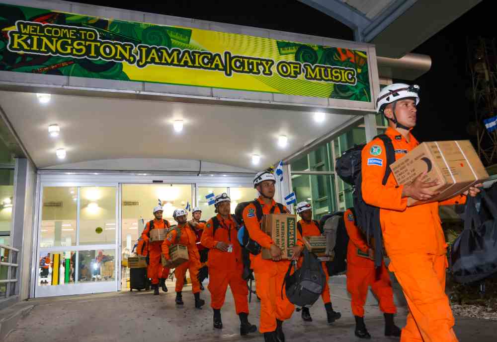 Contingente humanitario a Jamaica. Equipos salvadoreños parten hacia Jamaica para apoyar en rescates y atención médica tras el huracán Melissa. La misión incluye 300 profesionales y 50 toneladas de suministros. Foto: Secretaría de Prensa