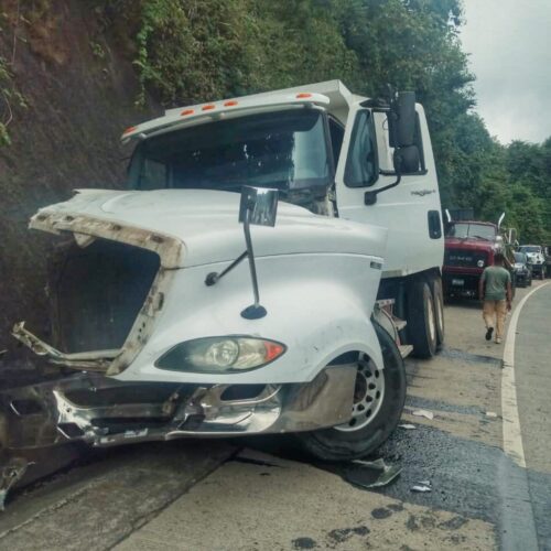 Una volqueta experimentó fallas en los frenos y chocó contra un vehículo tipo panel en la carretera a La Libertad. Este aparatoso accidente dejó solo daños materiales y pone el foco en la urgencia de las rutinas de cuidado vehicular. Foto: PNC