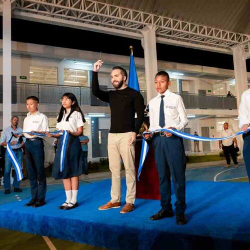 Nuevas aulas y tecnología marcan el inicio de una nueva era en la educación pública de El Salvador, con 70 escuelas reconstruidas y miles de estudiantes beneficiados. Foto: Gobierno de El Salvador