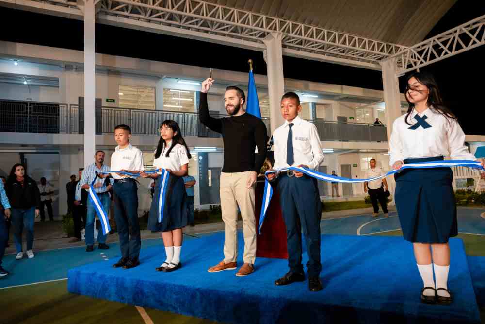 Nuevas aulas y tecnología marcan el inicio de una nueva era en la educación pública de El Salvador, con 70 escuelas reconstruidas y miles de estudiantes beneficiados. Foto: Gobierno de El Salvador
