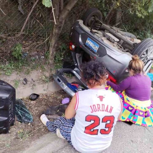 Comandos de Salvamento han atendido múltiples accidentes de tránsito en menos de 12 horas en El Salvador, con daños materiales y un lesionado. La prevención vial sigue siendo clave. Foto: Cortesía.