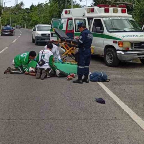 Equipos de Cruz Verde Santa Anita atienden a víctimas de un accidente en la autopista Comalapa. La rápida respuesta evitó mayores consecuencias en este siniestro vial. Foto: Cortesía.