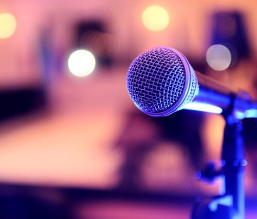 El reality Operación Triunfo conquista a El Salvador con su mezcla de música, drama y memes virales que mantienen a los fans pegados a las redes sociales. Damian Scarlassa / Pexels