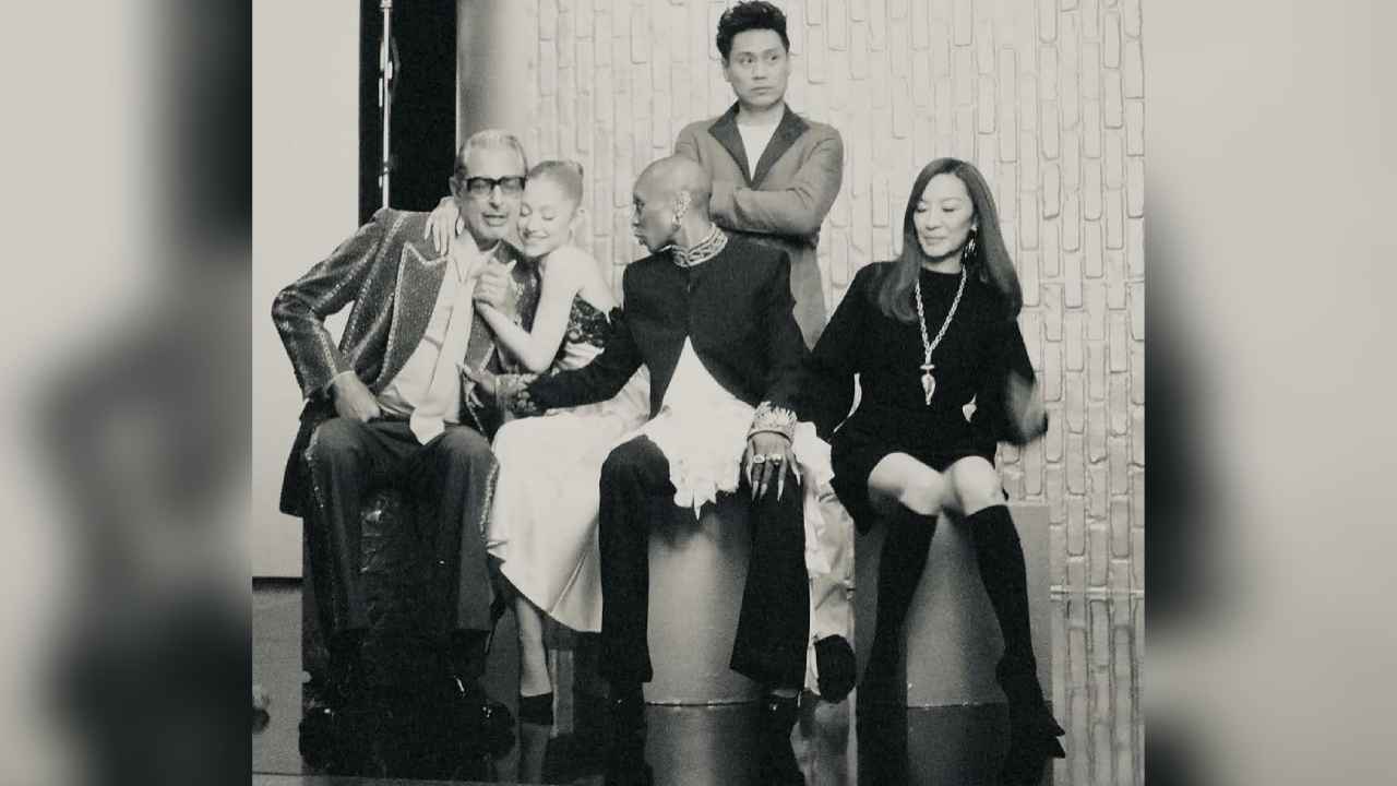 Ariana Grande durante el tour de prensa de la película Wicked. Un gran alboroto rodea a Ariana Grande por su intensa promoción y cambios en su apariencia. Foto: Facebook