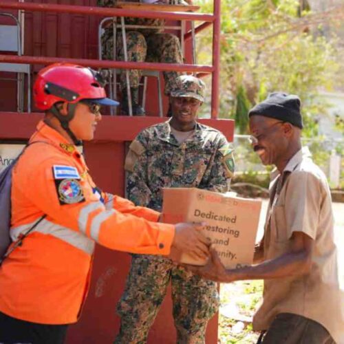 Delegación salvadoreña entrega paquetes de alimentación en la Salt Marsh Primary and Infant School, en Jamaica, tras el paso del huracán Melissa. Foto: Gobierno de El Salvador