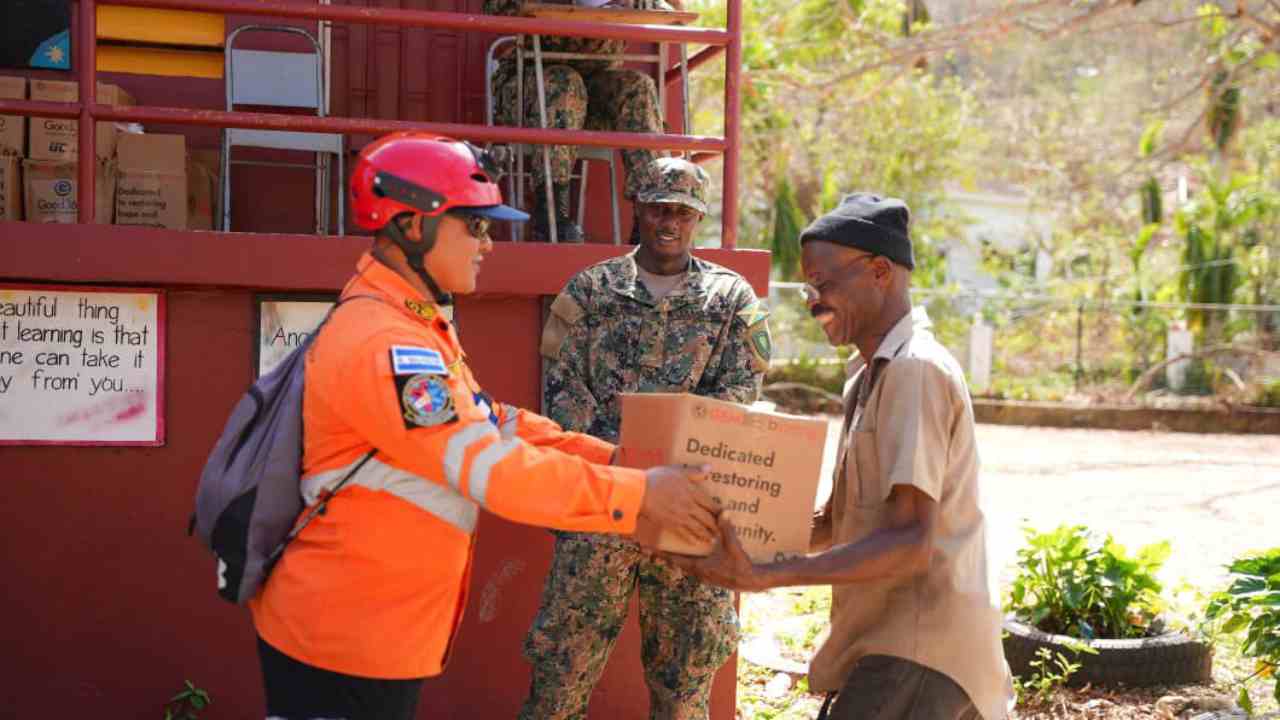 Delegación salvadoreña entrega paquetes de alimentación en la Salt Marsh Primary and Infant School, en Jamaica, tras el paso del huracán Melissa. Foto: Gobierno de El Salvador