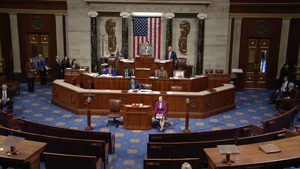 Alianza inesperada: La Ley H.R. 4405 exige liberar TODOS los documentos Epstein, prohibiendo la censura por "vergüenza política". Presidente Trump dijo AYER: "No tengo temor". Delegada Plaskett enfrenta censura por colusión. Captura de pantalla