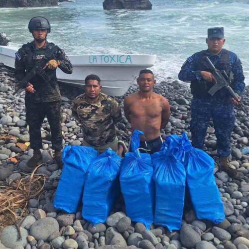 Fuerzas salvadoreñas interceptan narcolancha en el Pacífico. Un golpe más en la lucha contra el narcotráfico que posiciona al país como líder regional. Foto: Cortesía