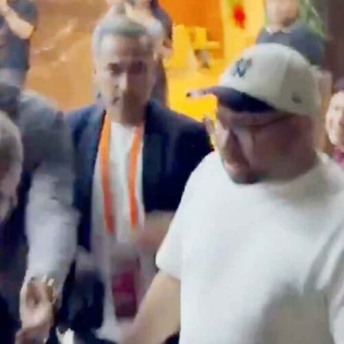 El Salvador eliminado del Mundial 2026. Tras el 3-0 ante Panamá, una aficionada lanzó un duro reclamo a Bolillo Gómez (a la izquierda de anteojos) que provocó el escándalo al ser encarada por un empleado de la FESFUT. El futuro del DT pende de un hilo. Captura de pantalla