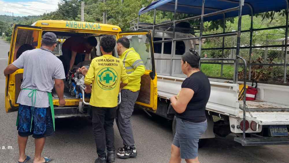 Unidad de Comandos de Salvamento traslada de emergencia a hombre que sufrió una grave caída de árbol y descarga eléctrica en el cantón San Francisco El Dorado, Cabañas. Cortesía.