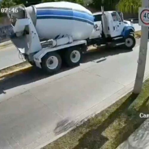 Investigación en curso: Peritos examinan el lugar donde un joven albañil de 22 años perdió la vida, en una trágica jornada, al ser aplastado por un camión hormigonero. Captura de pantalla.