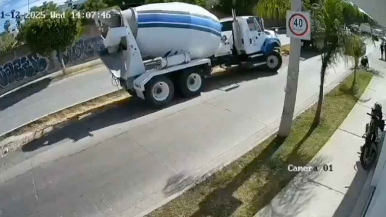 Investigación en curso: Peritos examinan el lugar donde un joven albañil de 22 años perdió la vida, en una trágica jornada, al ser aplastado por un camión hormigonero. Captura de pantalla.
