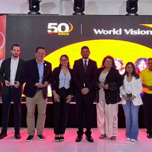 Comandos de Salvamento recibe el premio Estrellas por la Niñez 2025 en un evento que celebró los 50 años de World Vision El Salvador y su compromiso con la protección infantil. Cortesía