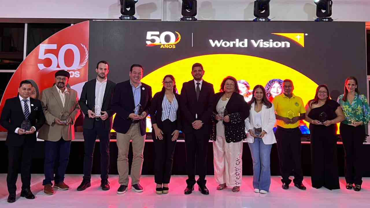 Comandos de Salvamento recibe el premio Estrellas por la Niñez 2025 en un evento que celebró los 50 años de World Vision El Salvador y su compromiso con la protección infantil. Cortesía