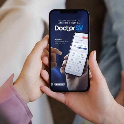 El Gobierno salvadoreño incluyó a los adultos de 51 a 60 años en la cobertura de DoctorSV, la aplicación de salud gratuita asistida por inteligencia artificial. La plataforma cubre ya a toda la población en edad productiva entre 18 y 60 años, impulsando la digitalización de la salud del país.
