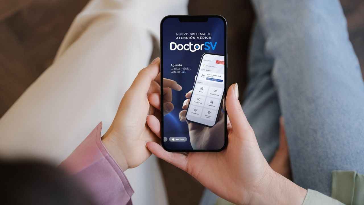El Gobierno salvadoreño incluyó a los adultos de 51 a 60 años en la cobertura de DoctorSV, la aplicación de salud gratuita asistida por inteligencia artificial. La plataforma cubre ya a toda la población en edad productiva entre 18 y 60 años, impulsando la digitalización de la salud del país.