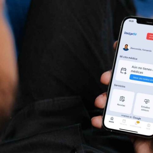 La aplicación DoctorSV promete cambiar la atención médica con IA y consultas 24/7, pero el debate sobre la privacidad de datos genera escepticismo entre los salvadoreños.