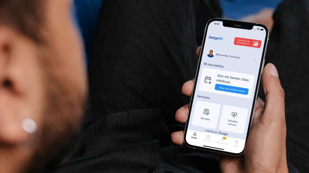 La aplicación DoctorSV promete cambiar la atención médica con IA y consultas 24/7, pero el debate sobre la privacidad de datos genera escepticismo entre los salvadoreños.