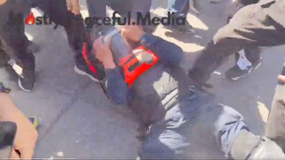 Manifestantes derriban a un policía para atacarlo en una turba. Protesta de la Generación Z en la CDMX el 15 de noviembre de 2025: enfrentamientos, demandas de cambio y una multitud en el Zócalo. #GeneraciónZ #México" Captura de pantalla.